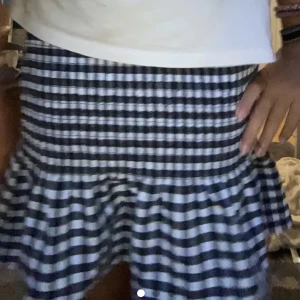 RUTIG KJOL!  - Sååååå fin rutig kjol🥰 köpt på H&M ungefär för 3-4 år sedan! Verkligen så fin och man kan int köpa längre! Köpte den på rea ❤️🥰