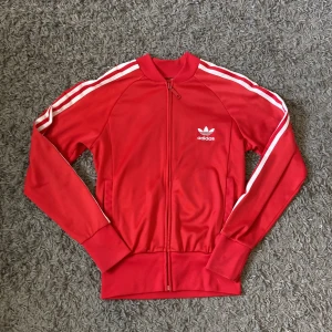 Adidas tröja  - Jättefin adidas zip up! ❤️ det finns en liten liten fläck (andra bilden) därav priset❤️