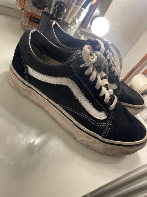 Vans skor  - Säljer mina vans då jag inte använder dom längre. Dom e lite slitna i hälen men inget som märks av när man har dom på sig, annars e dom i fint skick:) 