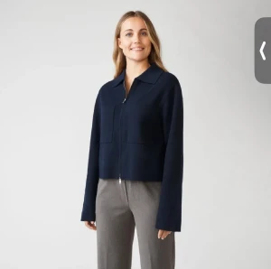 Åhléns Kofta / Kappa - Säljer denna otroligt fina kofta från Åhléns men kan även användas som kappa. Super fint skick och finns inga defekter! Hör av er vid frågor eller tryck gärna på ”köp nu” 🤗💘