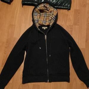 Burberry hoodie  - säljer min burberry hoodie då jag tröttnat på den storlek xs, jag har kvitto, och den är extremt fint skick jag skulle säga den e 9/10. Extremt eftertraktad . Kan byta