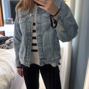 Jeansjacka - Säljer denna landsända jeansjacka från hm storlek S då den inte kommer till andvändning
