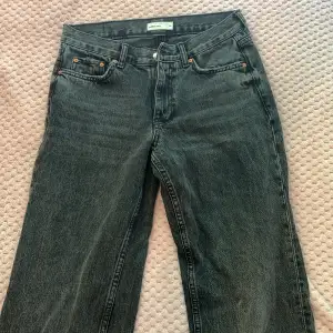 Säljer dessa svarta low rised jeans från Gina Tricot. Köptes för 499kr, säljs för 350+frakt. Storlek 34.