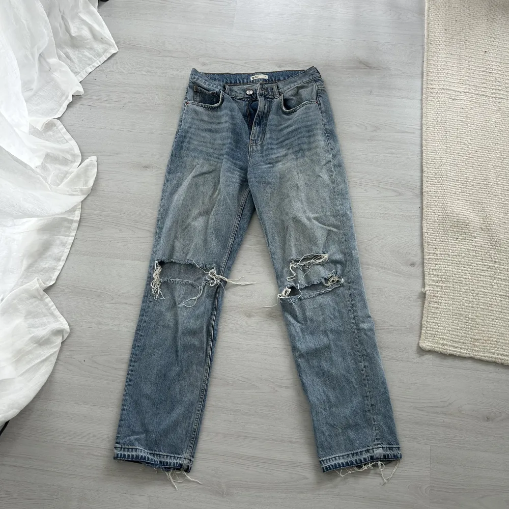 Säljer dessa jeans som inte längre säljs. Jättebra skick. Köparen står för frakten.. Jeans & Byxor.