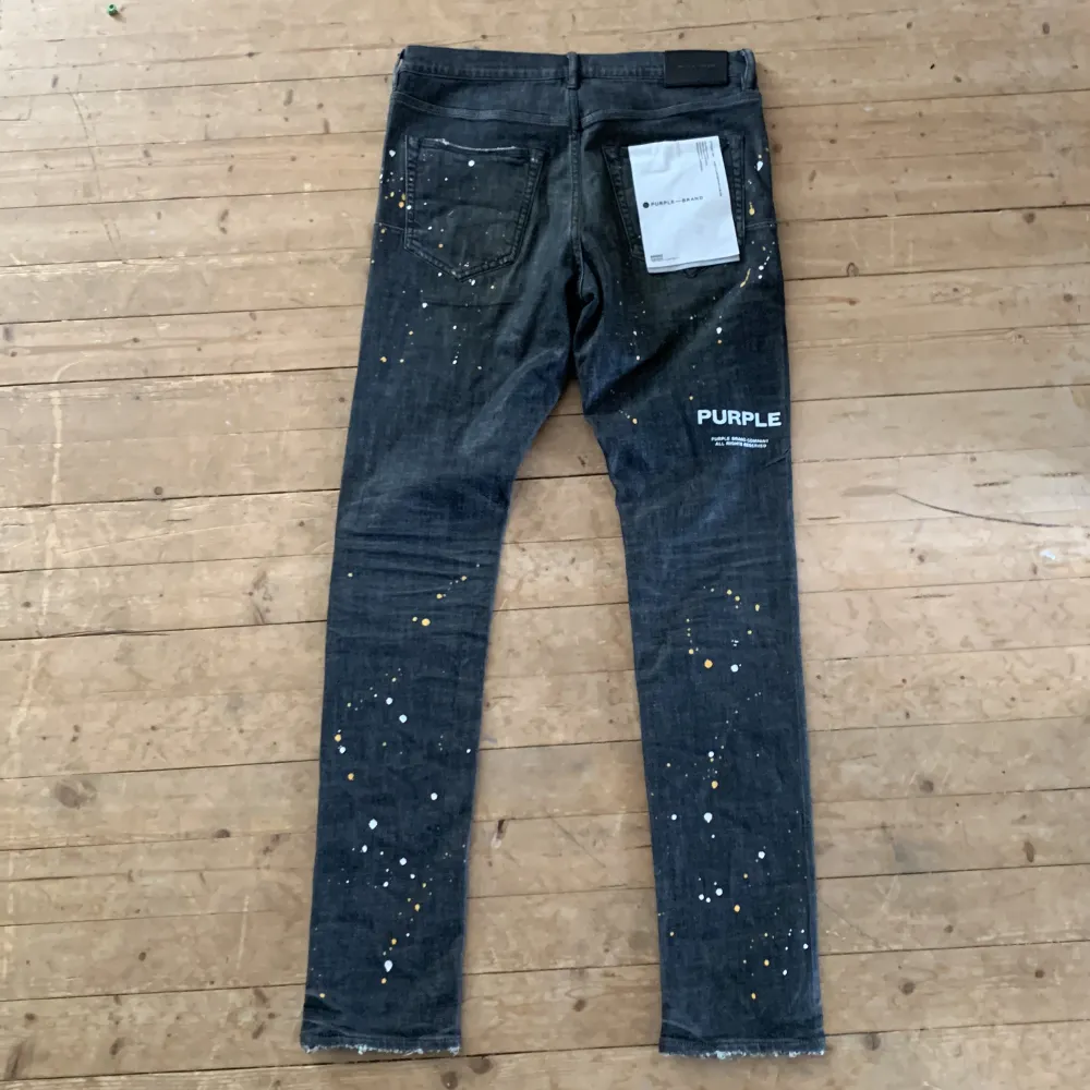Helt nya purple jeans, oanvända.                                   Storkek 32, perfekt skick.                                                     Orginalpris 3900:- (Äkta) kvitto finns. Jeans & Byxor.