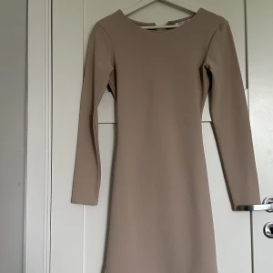 Klänning Nelly strl. S - Fin beige klänning från Nelly i storlek S. Använd endast 1 gång. Väldigt fint skick. 💓