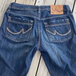 Säljer ett par superfina lågmidjade jeans från LTB eftersom att dem är förstora!💓Det står ingen storlek men skulle säga att dem är S. Midja: 36 cm (mätt rätt över) Innerbenslängd: 71 cm Jag är 160 som referens och dem passar super bra! Skriv för frågor!!