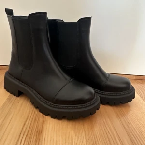 Skor storlek 40 - Svarta skor i storlek 40. Oklart märke, aldrig använda