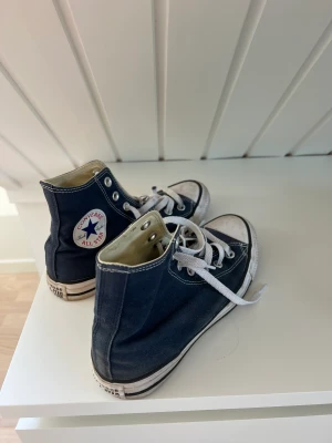 Converse  - Säljer dessa jättefin converse i fint skick. Endast använda ett fåtal gånger. Pris kan diskuteras