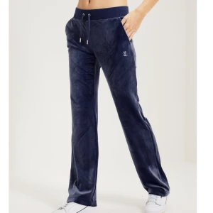 Juicy Byxor - Säljer mina mörkblå juicy byxor. Byxorna är använda ett fåtal gånger och är i mycket fint skick❤️Nypris: 1200. Säljer för 600 men pris kan diskuteras ❤️