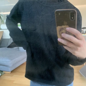 Svart stickad tröja - Stickad tröja med fina mönster. Väldigt bekväm och mysig