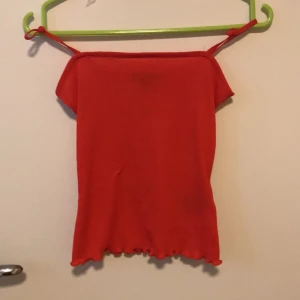 Rött linne  - Jättefint festligt linne, passar lite med allt! Är stretchigt, så passar dom flesta!