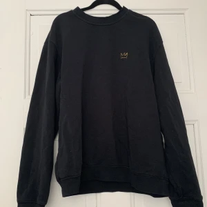 Hov1merch - Säljer min svarta knappt använda hov1 hoodie för 350 kr. Skriv gärna om ni vill ha fler bilder på tröjan. Nypris: 500 kr💕