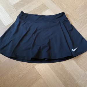 Jätte fin Nike tenniskjol med inbyggda shorts! Är i bra skick och andvänd fåtal gånger men har inga skador. Är köpt från Nikes hemsida för 549kr.