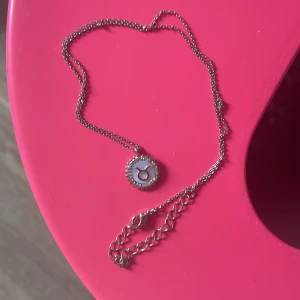 Taurus zodiac sign necklace/oxe stjärntecken halsband - got it a long time ago but has never bern worn!! Nice quality and overall a pretty necklace, dm me for more pictures or discussion of price!! Fick det för länge sedan men har aldrig använts, fint halsband med bra kvalitet!! Kontakta mig för mer info!! :D