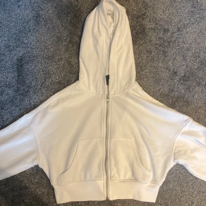 Tröja  - En supersöt tröja ifrån H&M 🫶🏼 Säljer för har nästan aldrig använt dig och vill rensa ut garderoben! 💞 