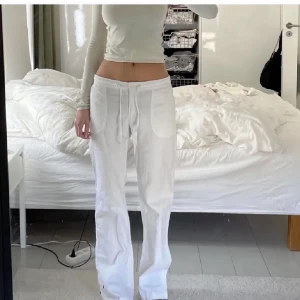 Bonprix linnebyxor - Säljer fina vita linnebyxor från Bonprix i stl 38. Lånade bilder<3