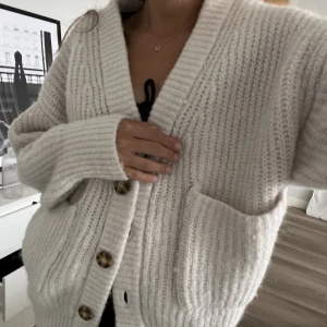 Stickad kofta - Supermysig vit stickad kofta i storlek S från Zara. 150kr + frakt!  