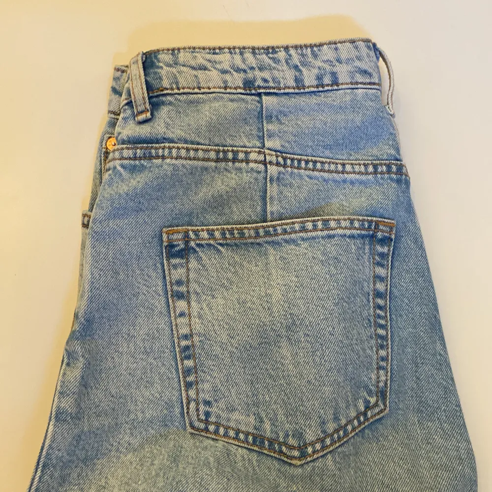 Vida o högmidjade jeans från Weekday i modellen Ace. W26 L34.. Jeans & Byxor.