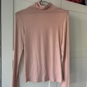 Gina Tricot polotröja - Aldrig använd, nyskick