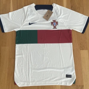  Portugal fotbolls tröja, borta ställ  2022 - Hej jag tänkte sälja en helt ny Portugal fotbolls tröja i storlek L, inga problem helt ny 