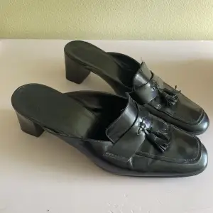 Ett par sjukt coola och unika loafers med klack från Ralph Lauren. Uppskattningsvis i storlek 36.