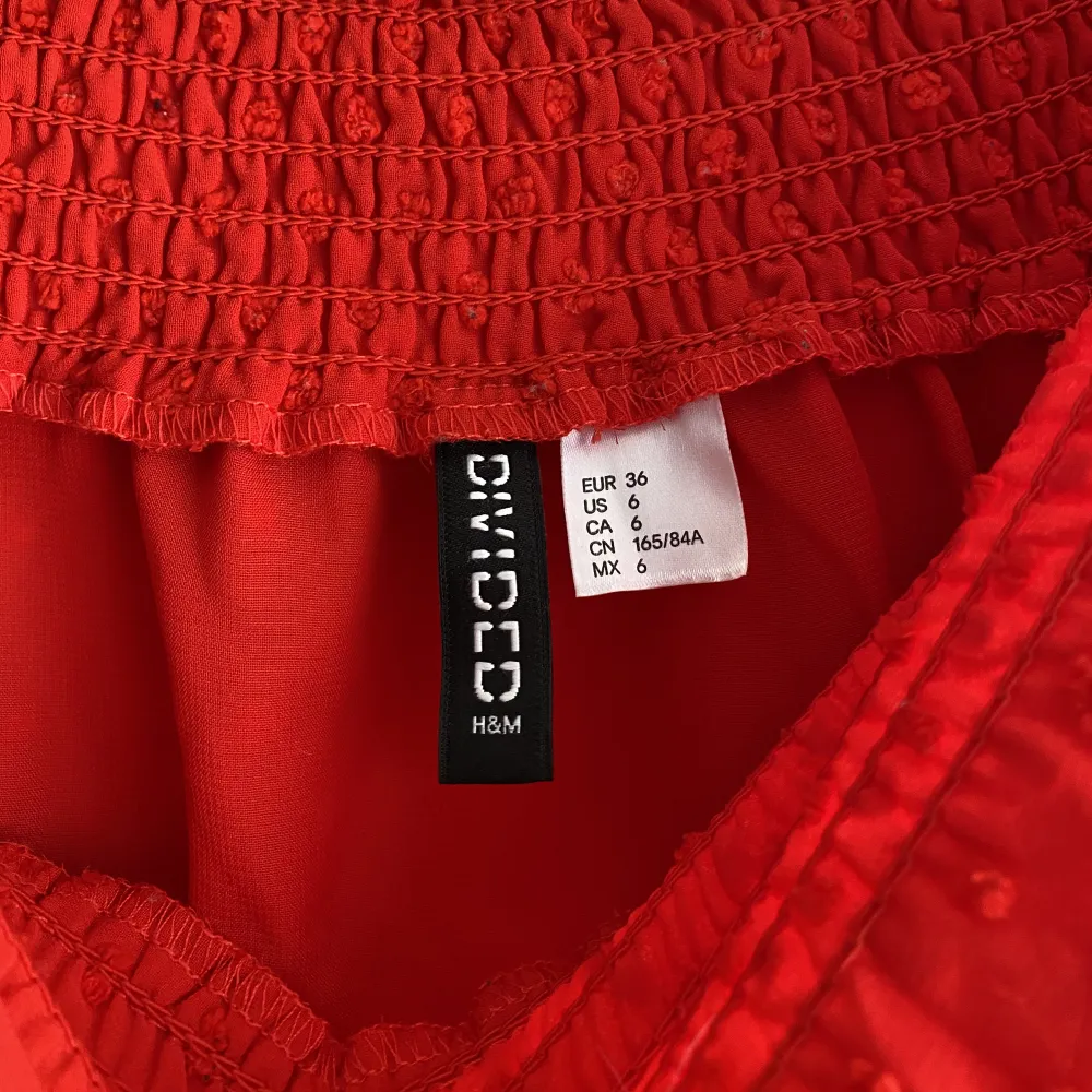 Härlig röd offshoulder blus ifrån H&M i storlek 36❤️ önskas bilder på är det bara att skriva!!. Blusar.