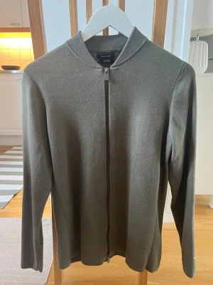 Tröja - Hel zip från masimmo Dutti i bra cond. Skön grön färg till sommaren Finns i Stockholm  Storlek M