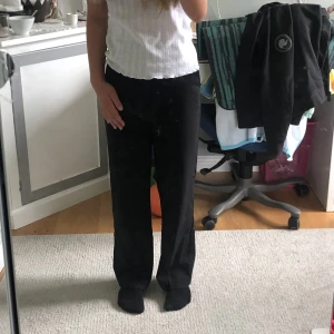 Kostymbyxor  - Fina kostymbyxor ifrån gina tricot i storlek 32. Uppsydda i längden så de passar mig som är 156. Kolla gärna in mina andra annonser💓