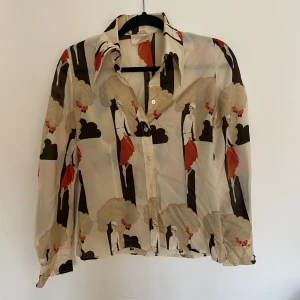Skjorta - Så häftig skjorta. Coolt tryck och tunn och skön i materialet. Köpt second hand 