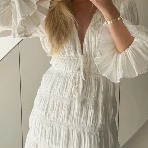 Klänning  - Kollar intresset på denna klänning från Moa Mattssons kollektion med NAKD! Använd en gång 🥰 Super fin verkligen 