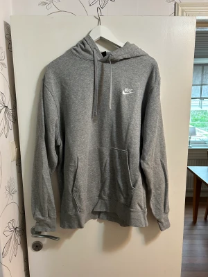 Nike hoodie - Nike hoodie som inte kommer till användning då den är för stor! Bra skick, inga fläckar mm! 