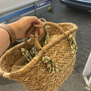 Väska i naturmaterial - Jättefint skick. Mått 36x25x20cm, axelremmar 40cm långa. 