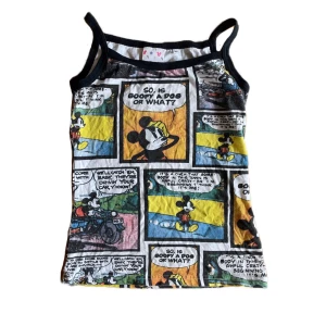 Cartoon topp - coolt linne med musse pigg serietidnings -tryck! köpt på betong retro.
