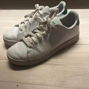 Adidas skor - Helt vanliga vita adidas skor som är  använd 3 ggr inga märken och inte alls slita.