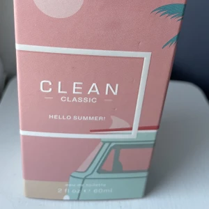 Clean,  Hello Summer - Härlig sommarparfym som jag köpte för ca 1 sommar sedan.  Luktar  helt ljuvligt, men tyvärr inte  rätt för mig.    Toppnoter: Bergamott, svartvinbär, freesia, kardemumma Hjärta: Violblad, heliotrop, liljekonvalj Bas: kokosmjölk, orris,mysk