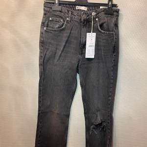 Gråa bootcut jeans med slitningar från gina tricot , helt oanvända med prislapp kvar. Nypris 400
