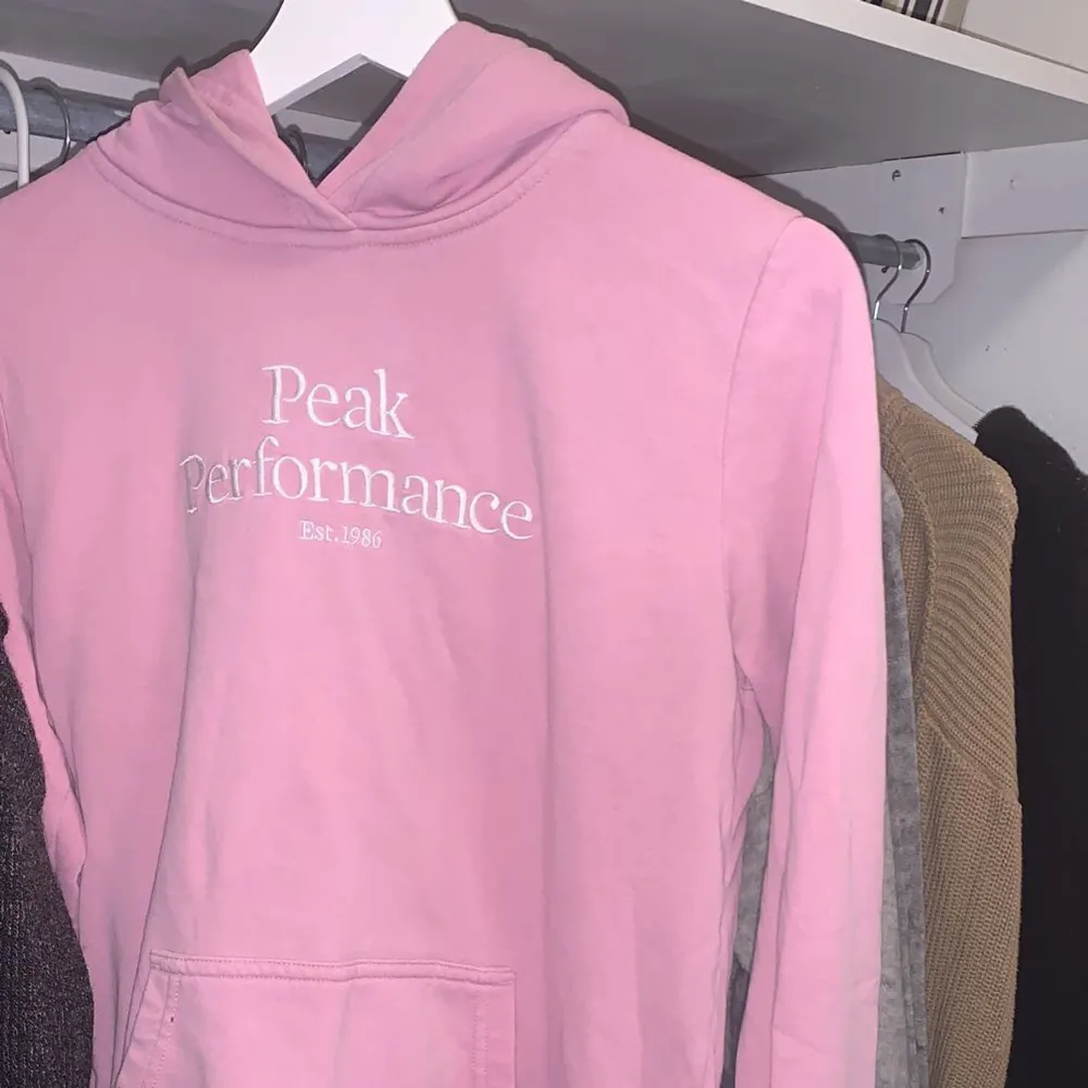 Säljer denna rosa hoodie från peak performance, inga fläckar eller likande. Priset går att diskutera🌸🦋. Hoodies.