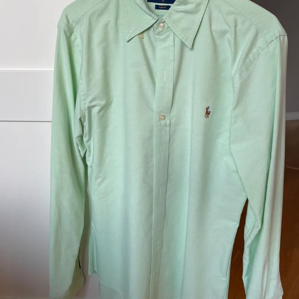 Skjorta Ralph Lauren. Ljusgrön. Size: slim fit S. Skjortor.