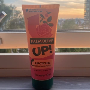 Shower gel! - En shower gel som jag fick från glossybox! luktar gott men inte min doft🥰