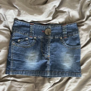 Lågmidjad jeanskjol - Säljer min skitsnygga lågmidjad jeanskjol. Skriv om du vill ha fler bilder eller har frågor💗💗(Använd gärna köp nu!!)