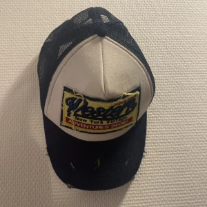 Snygg keps med slitningar! - Ritkigt snygg keps som jag köpt från shein! välanvänd och inga större defekter förutom en liten fläck man ser på sista bilden🥰 pris går att diskutera! bara att fråga för mer bilder❤️