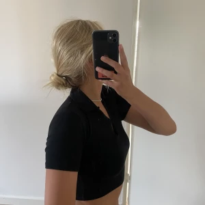 svart topp - Köpt från Zara i storlek M men passar mig bra som vanligtvis har XS/S i toppar!  Köparen står för frakten!🖤