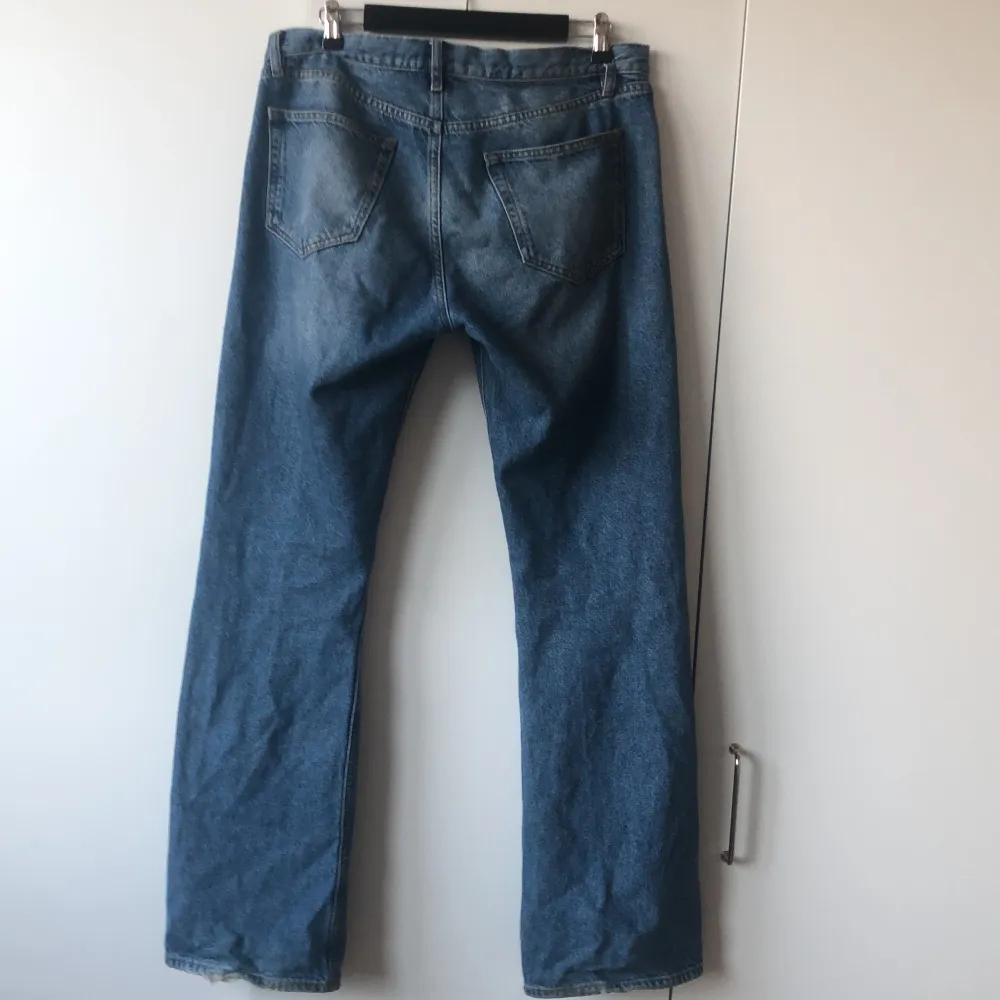 Säljer ett par hope jeans av den blå färgen som inte säljs längre. Byxorna är i mycket bra skick  Perfekta till sena sommarkvällar . Jeans & Byxor.
