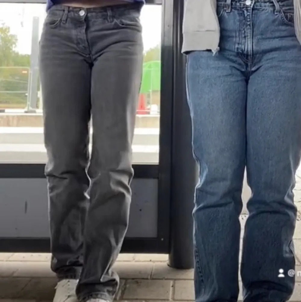 Så fina gråa jeans från Zara i storlek 38💗 de passa mig som har 36/38 i byxor! På andra bilden ser man passformen, jag är 169cm😊 första bilden är inte min!. Jeans & Byxor.