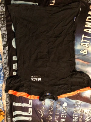 T-shirt  - T-shirt med något företags tryck på. Sitter skinn tajt på kroppen i storlek s
