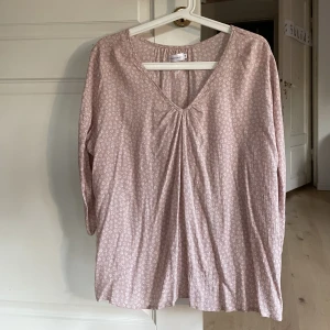 Rosa blommig tröja  - Rosa blommig tröja 