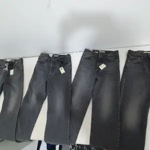 Säljer 4 st gråa ribcage straight ankle levi's jeans som är helt nya och oanvända med olika storlekar för kvinnor. Nypris ligger på 1250 kr men säljer mina för 380 kr styck, pris kan diskuteras. Kom privat för mer detaljer du undrar över.