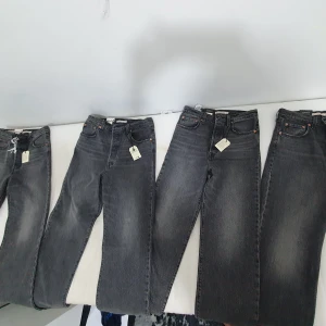 Levi's jeans - Säljer 4 st gråa ribcage straight ankle levi's jeans som är helt nya och oanvända med olika storlekar för kvinnor. Nypris ligger på 1250 kr men säljer mina för 380 kr styck, pris kan diskuteras. Kom privat för mer detaljer du undrar över.