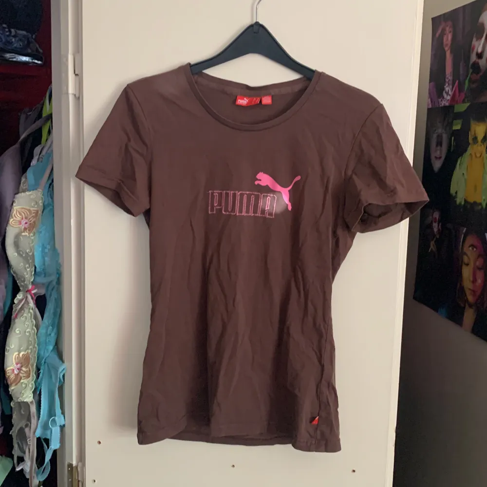 En simpel brun t-shirt med rosa pumatryck på framsidan! En perfekt upplyft basic inför sommaren💓 tröjan är använd Max 3 ggr och är i bra skick💓💗💖. T-shirts.